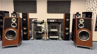 Přijďte si poslechnout novinku! 🎶 🚨 Novinka ve studiu. Přijďte zažít exkluzivní poslech ikonických Audiovector Trapeze...